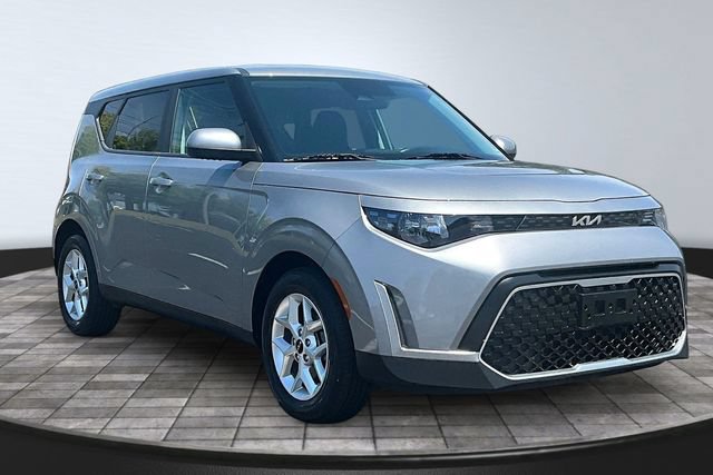 Certified 2023 Kia Soul LX w/ LX Technology Package FWD image 3