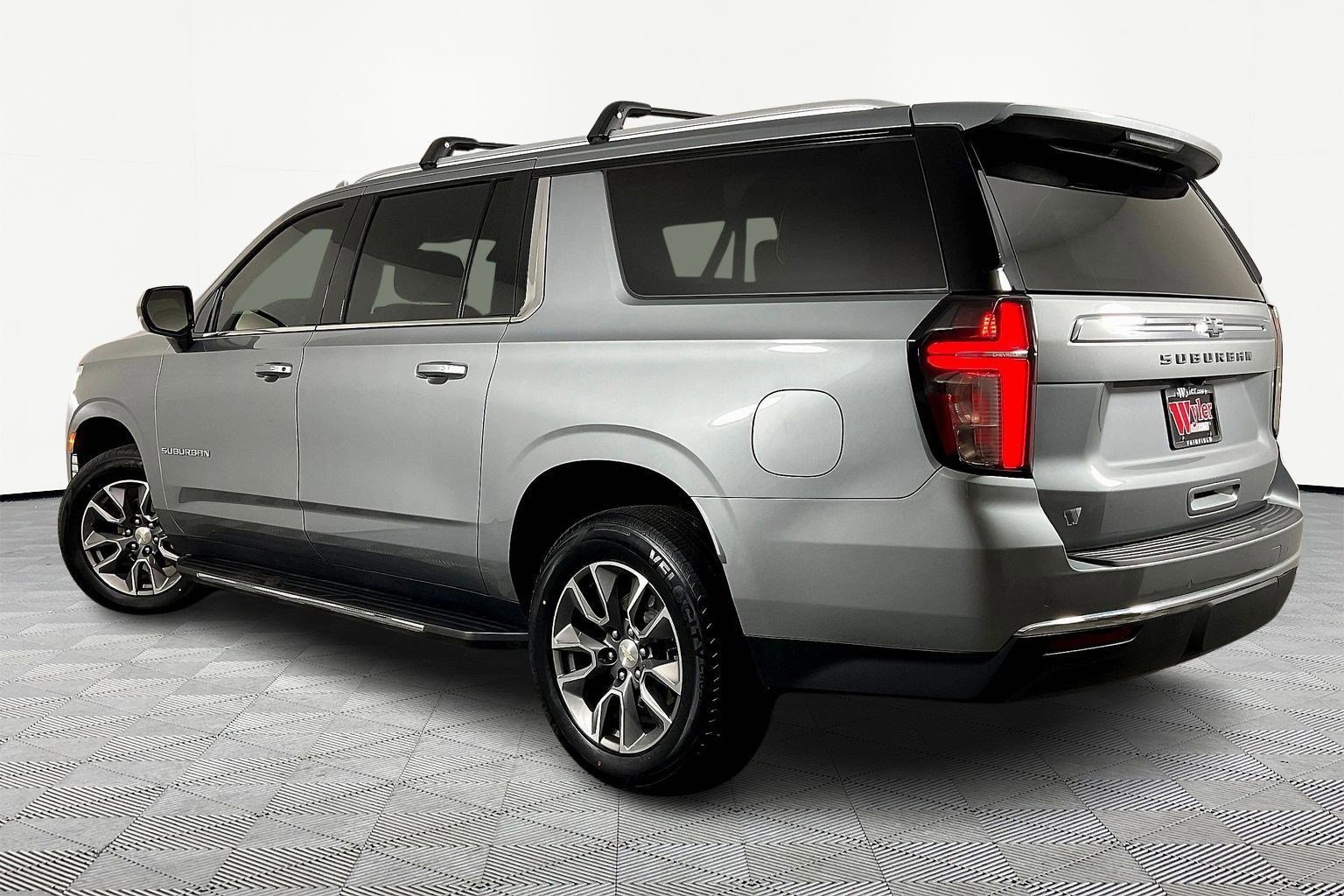 Used 2023 Chevrolet Suburban LS image 4