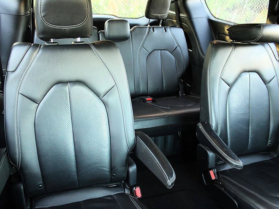 Used 2020 Chrysler Pacifica Touring-L Plus w/ Advanced Safetytec Group FWD image 23