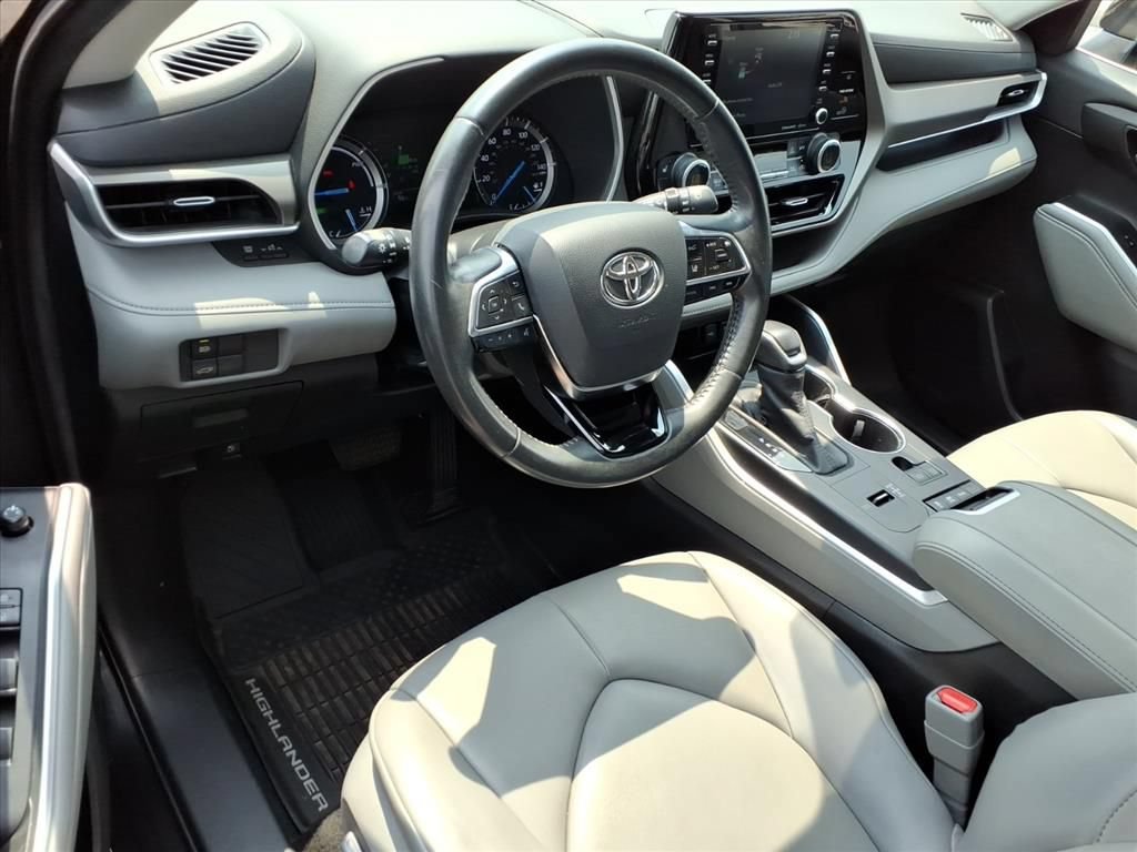 Used 2020 Toyota Highlander XLE AWD/4WD image 19