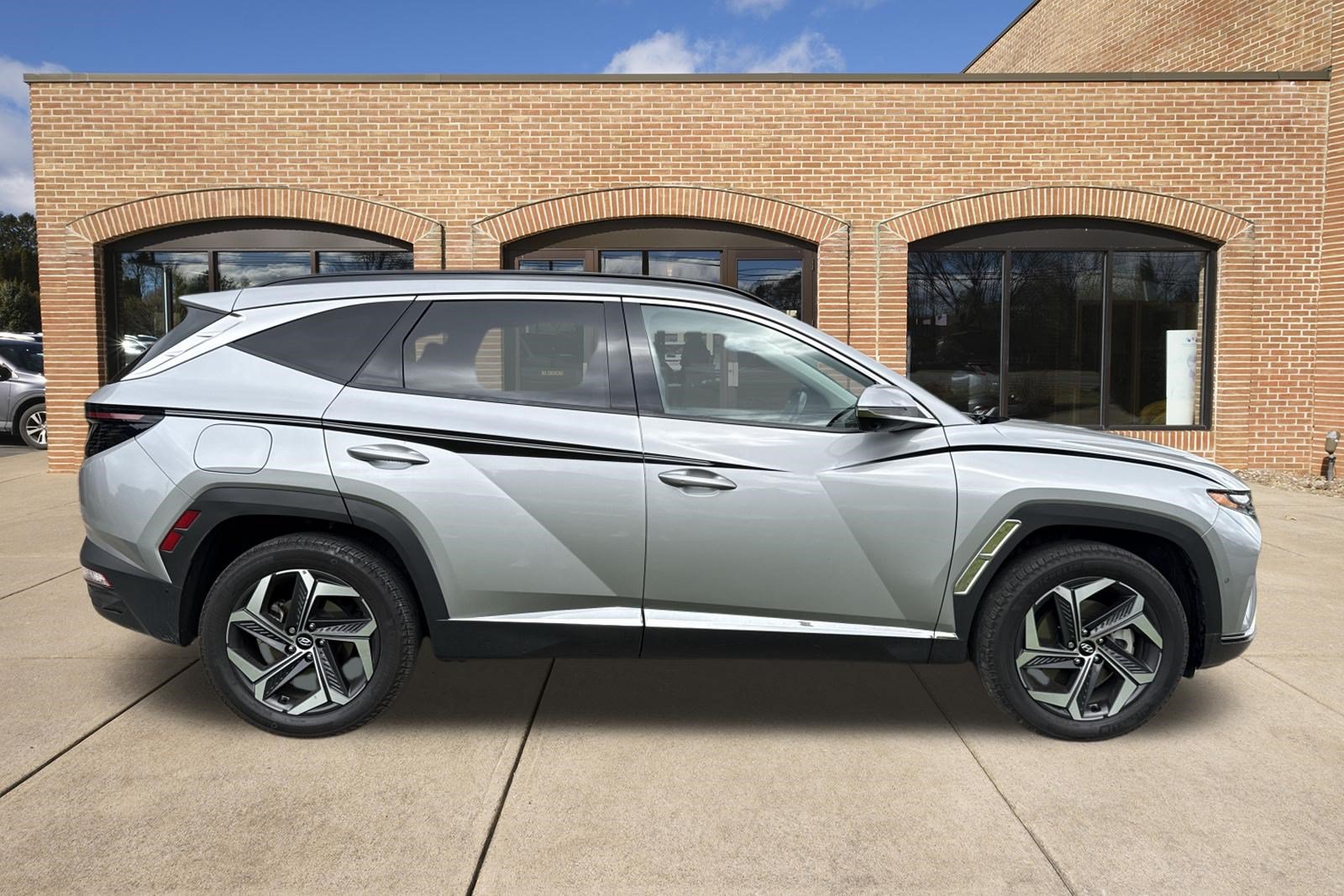 Used 2022 Hyundai Tucson Limited w/ Cargo Package AWD/4WD image 2
