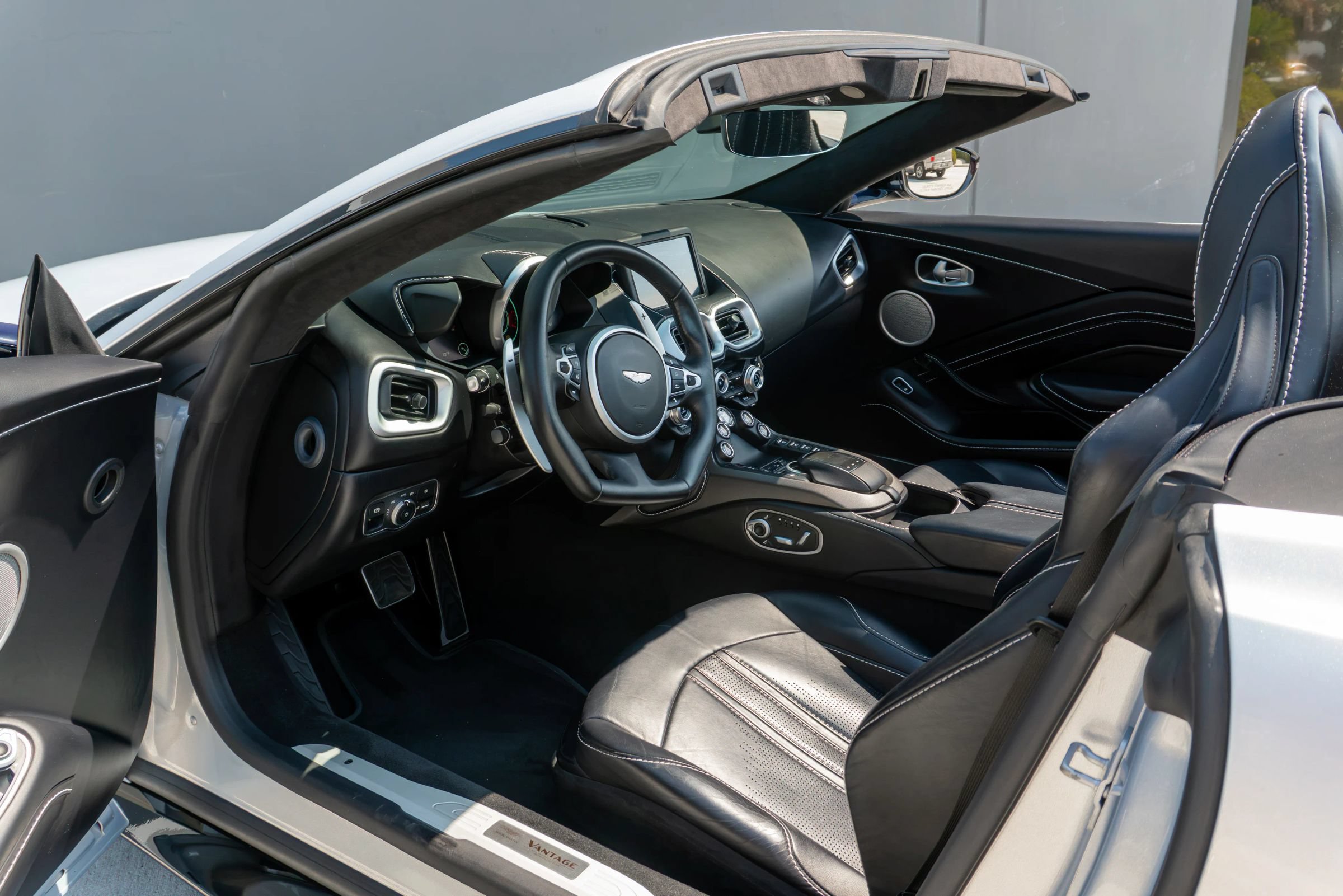 Used 2022 Aston Martin V8 Vantage Roadster RWD image 70