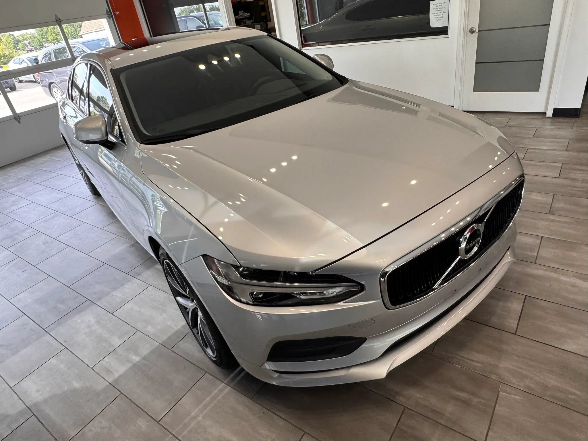 Used 2019 Volvo S90 T5 Momentum FWD image 3