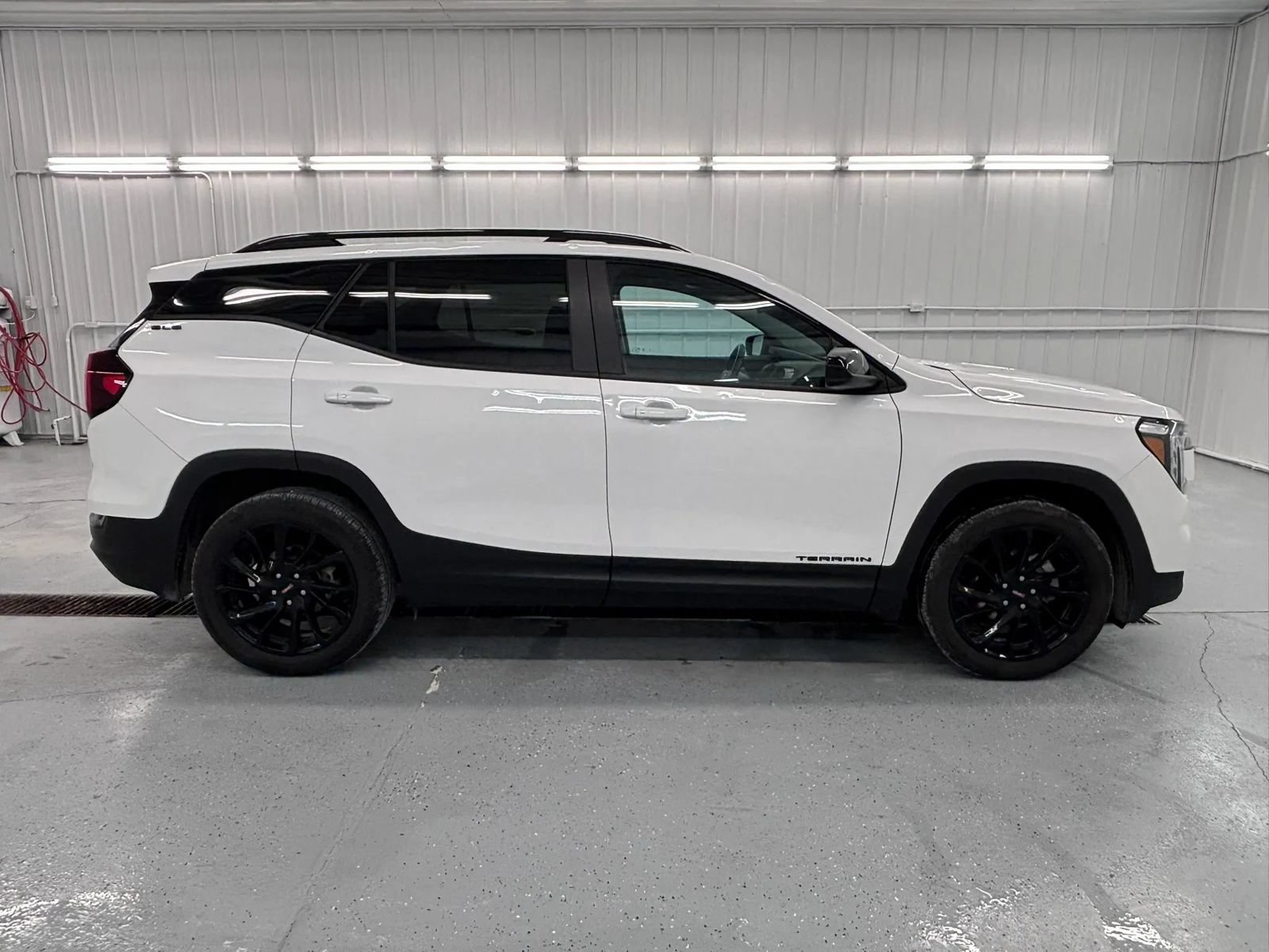 Used 2024 GMC Terrain SLE w/ Elevation Edition FWD image 2