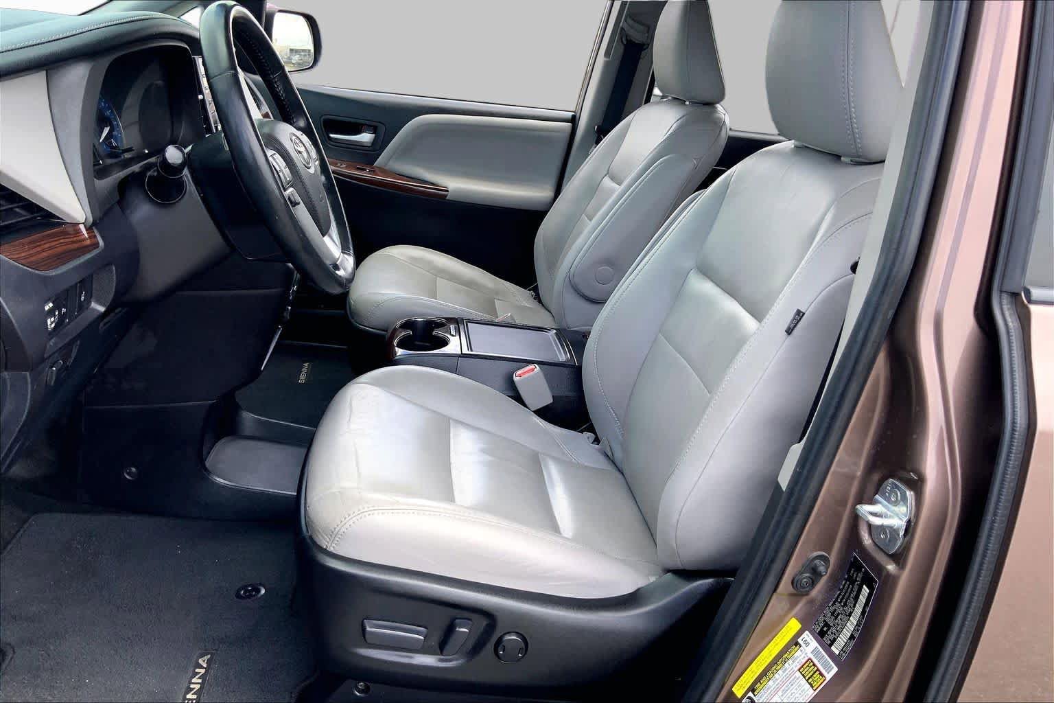 Used 2018 Toyota Sienna Limited FWD image 8