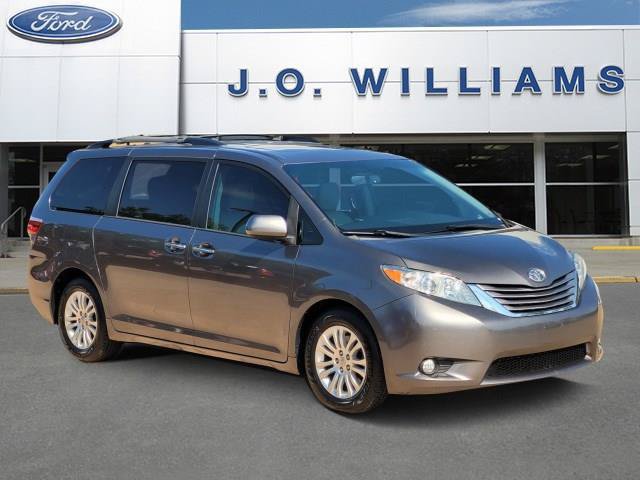 Used 2017 Toyota Sienna XLE w/ XLE Navigation Package FWD image 1