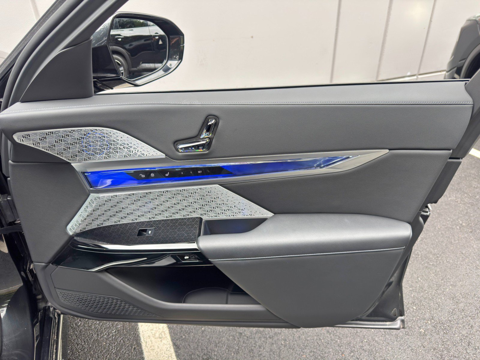 Used 2023 BMW i7 xDrive60 w/ Executive Package 2 AWD/4WD image 65