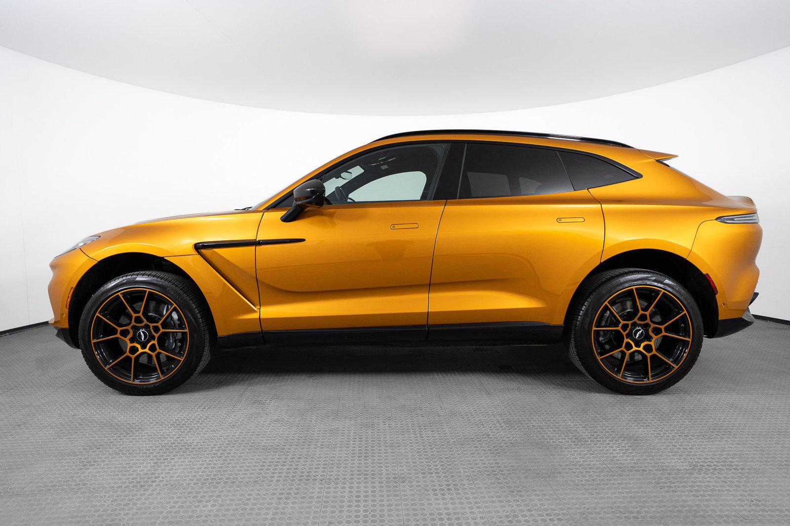 Used 2021 Aston Martin DBX AWD/4WD image 2