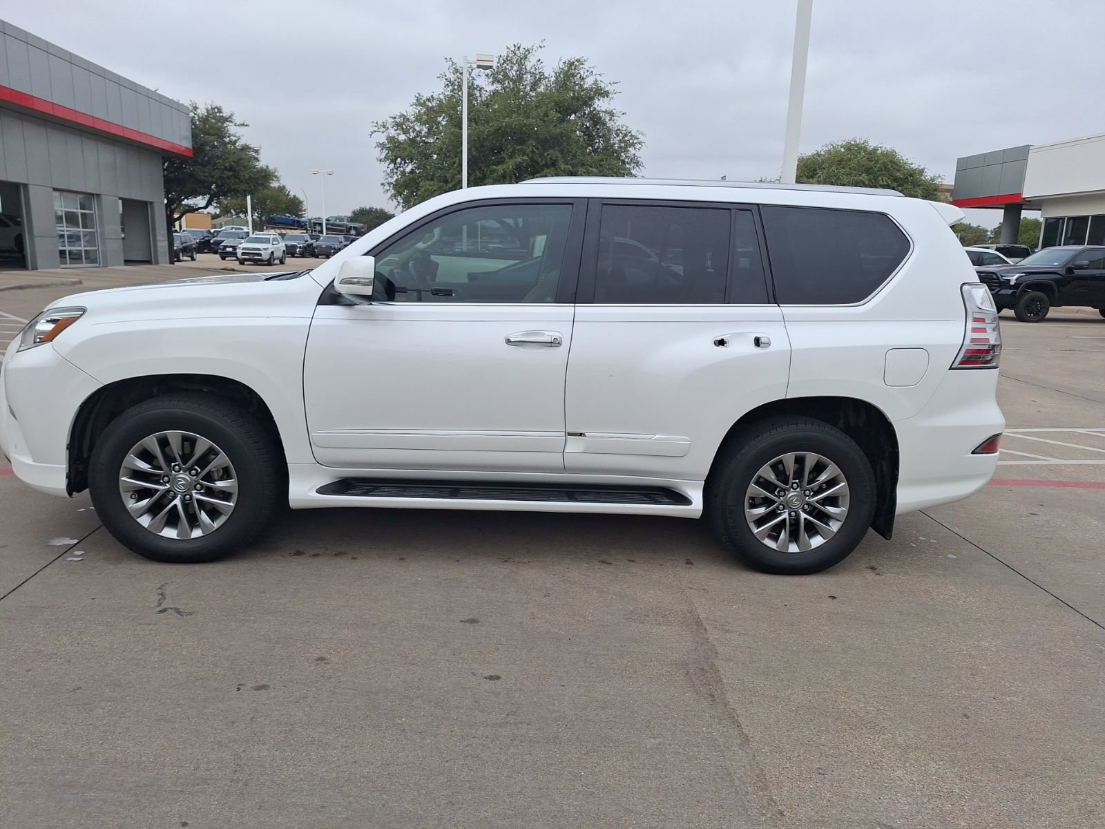 Used 2016 Lexus GX 460 Luxury image 3