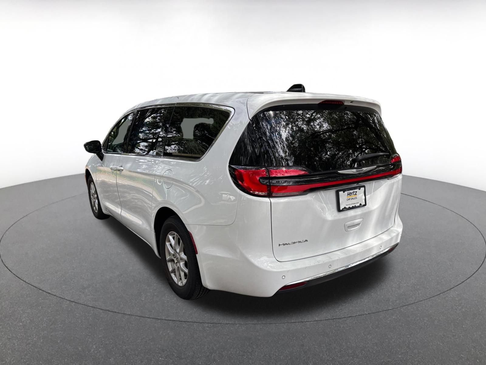 Used 2024 Chrysler Pacifica Touring-L FWD image 8