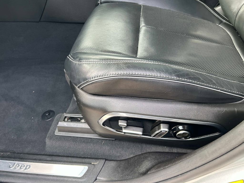 Used 2023 Jeep Grand Cherokee Overland w/ Luxury Tech Group IV image 27