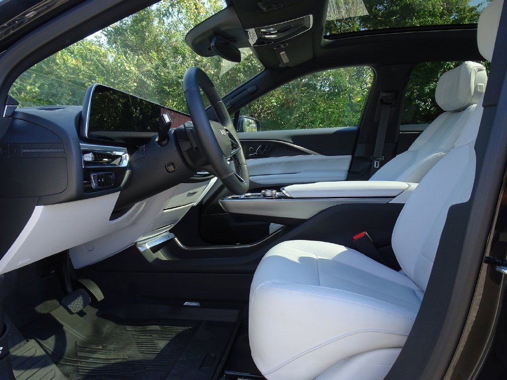 Certified 2024 Cadillac Lyriq Luxury w/ LPO, Floor Liner Package AWD/4WD image 7