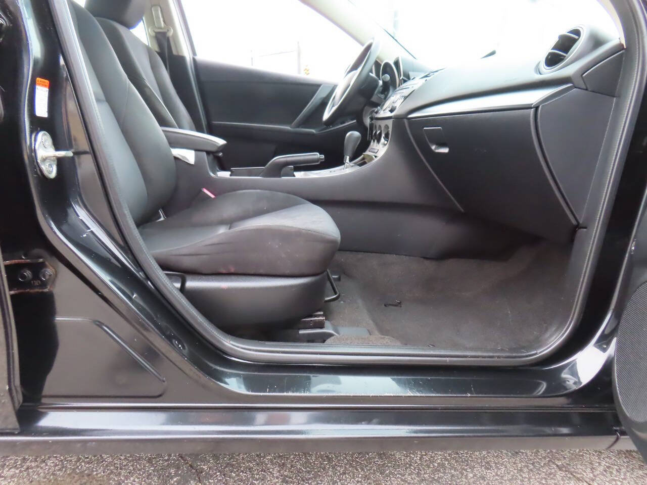 Used 2011 MAZDA MAZDA3 i Sport FWD image 17