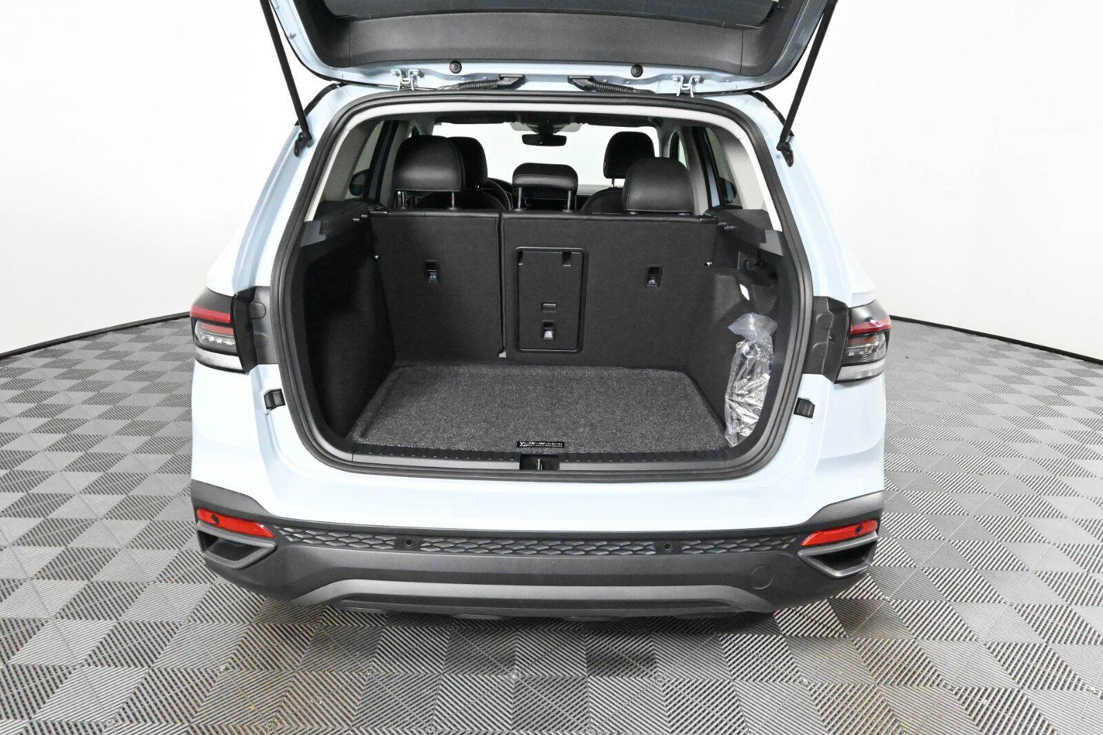 Used 2025 Volkswagen Taos SE AWD/4WD image 8