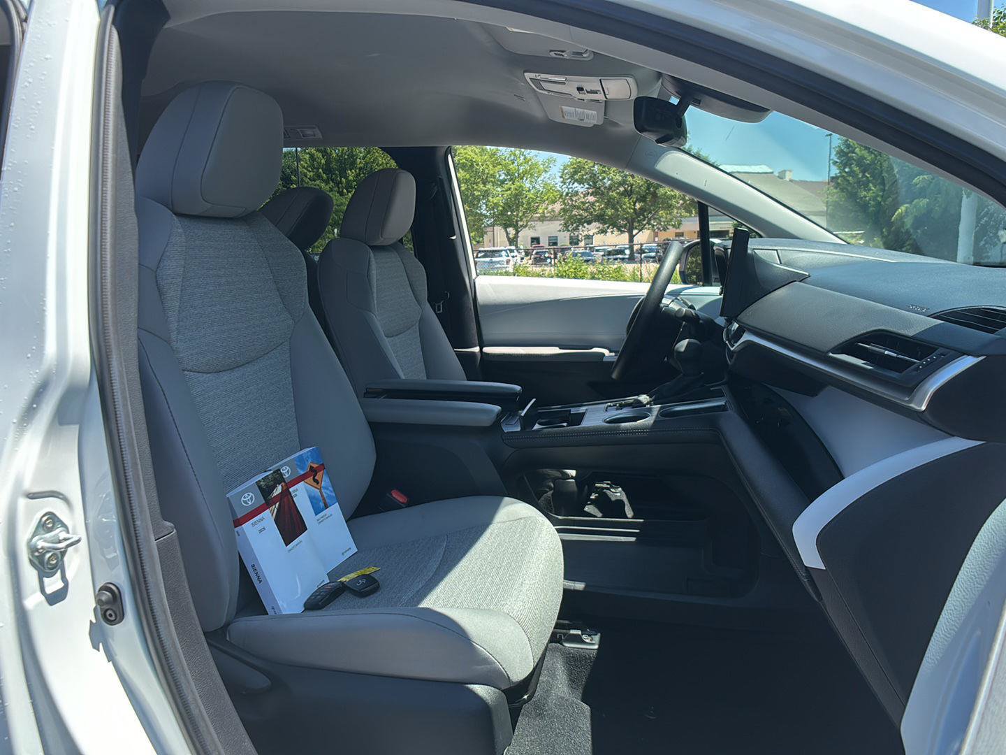 Used 2026 Toyota Sienna LE FWD image 18