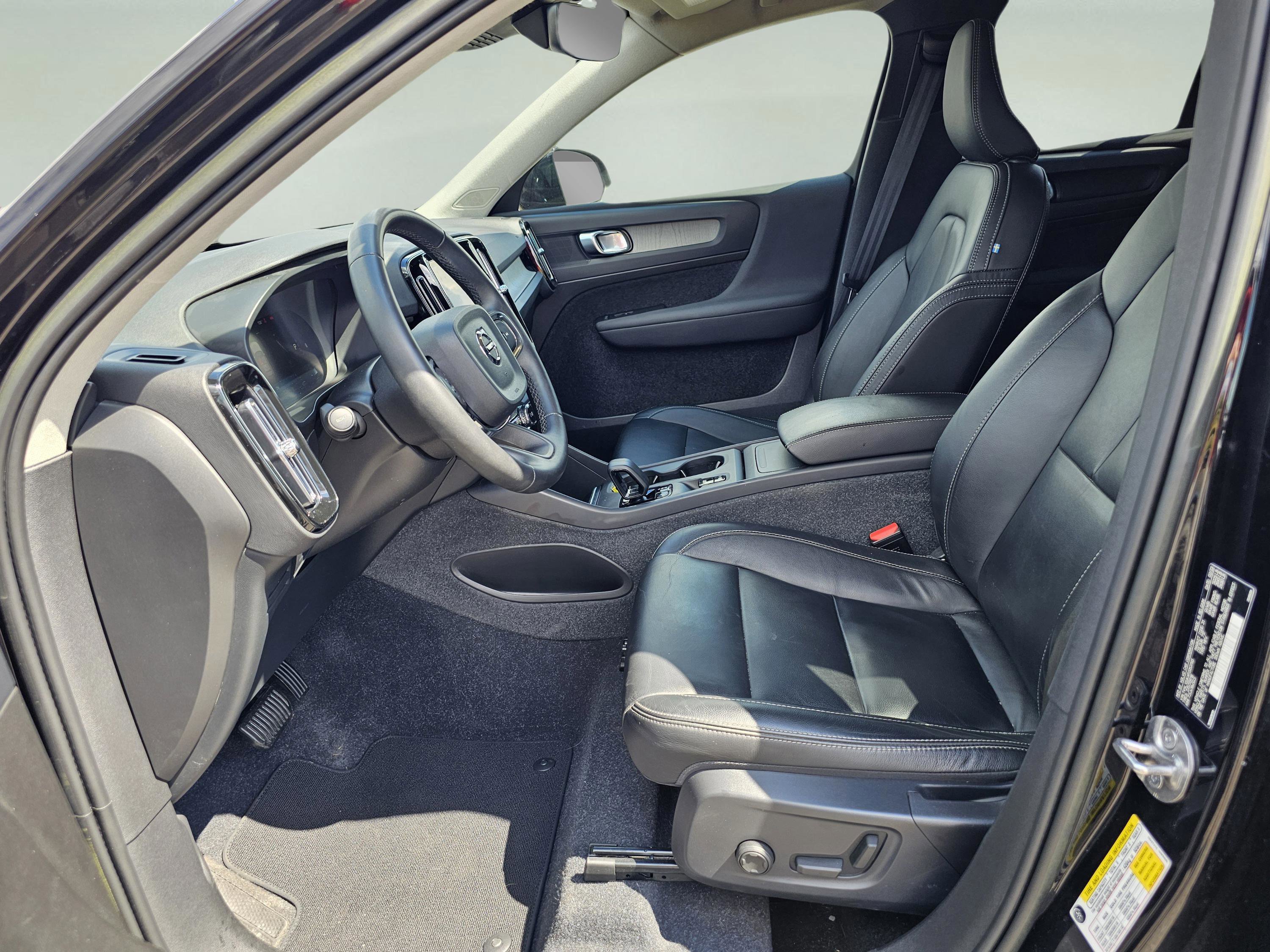 Used 2023 Volvo XC40 B5 Core image 16