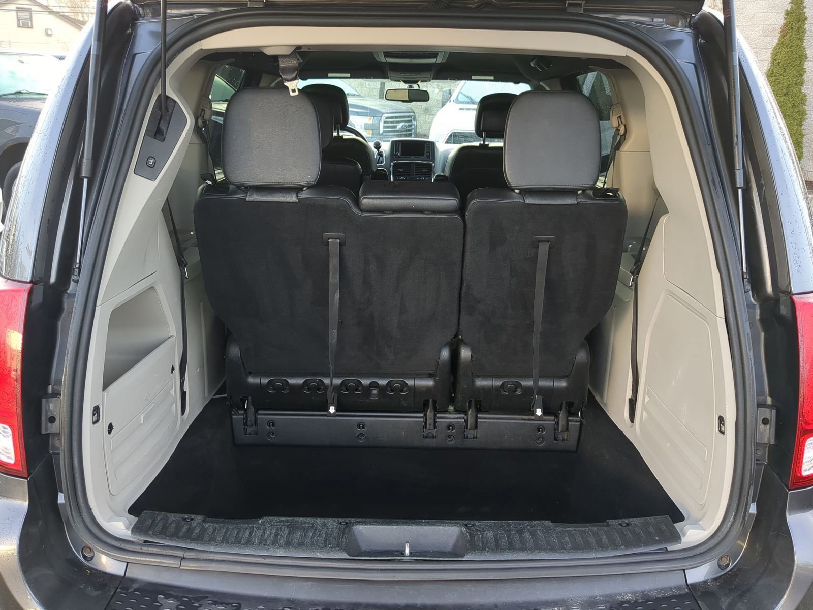 Used 2017 Dodge Grand Caravan SXT image 38