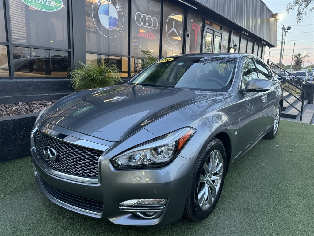 Used 2018 INFINITI Q70 Luxe image 1