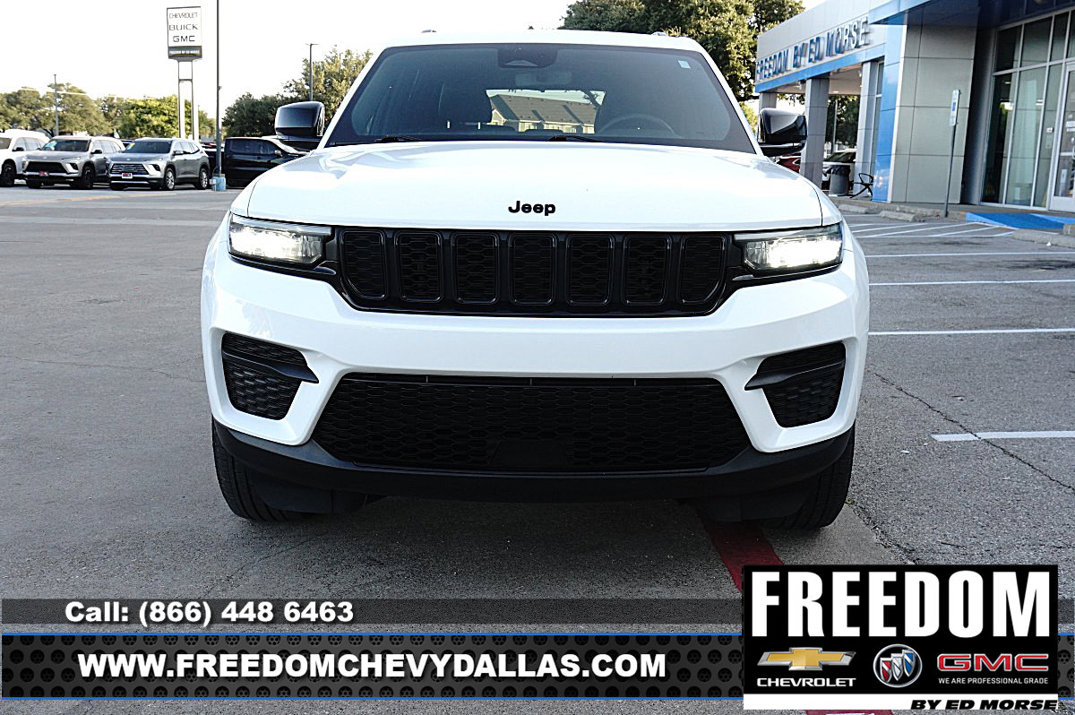 Used 2024 Jeep Grand Cherokee Altitude RWD image 2