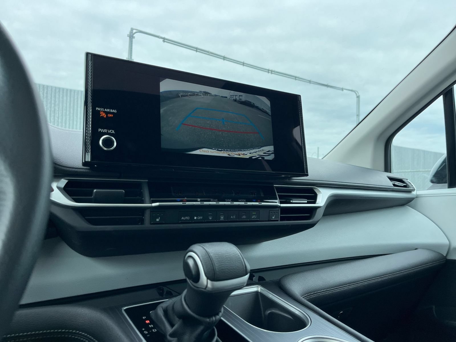 Used 2025 Toyota Sienna XLE FWD image 19