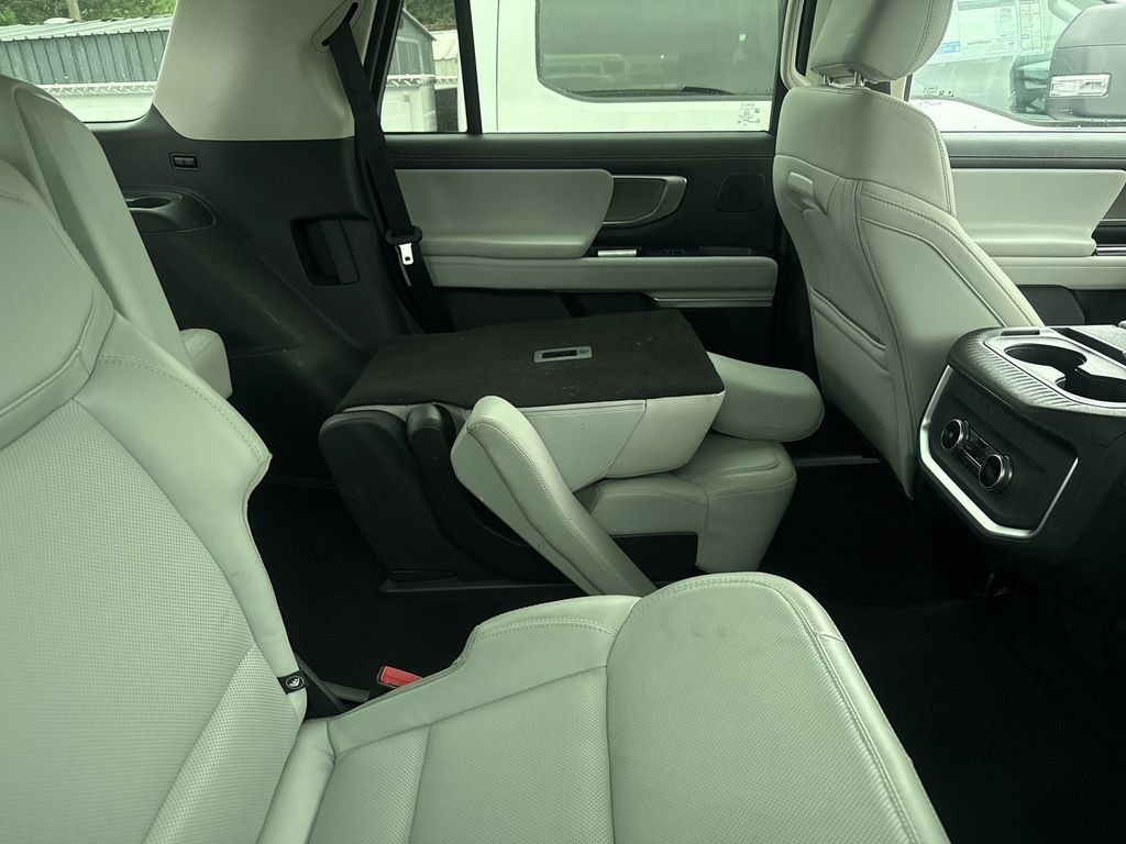 Used 2025 Ford Expedition Platinum w/ Driver's Package AWD/4WD image 18