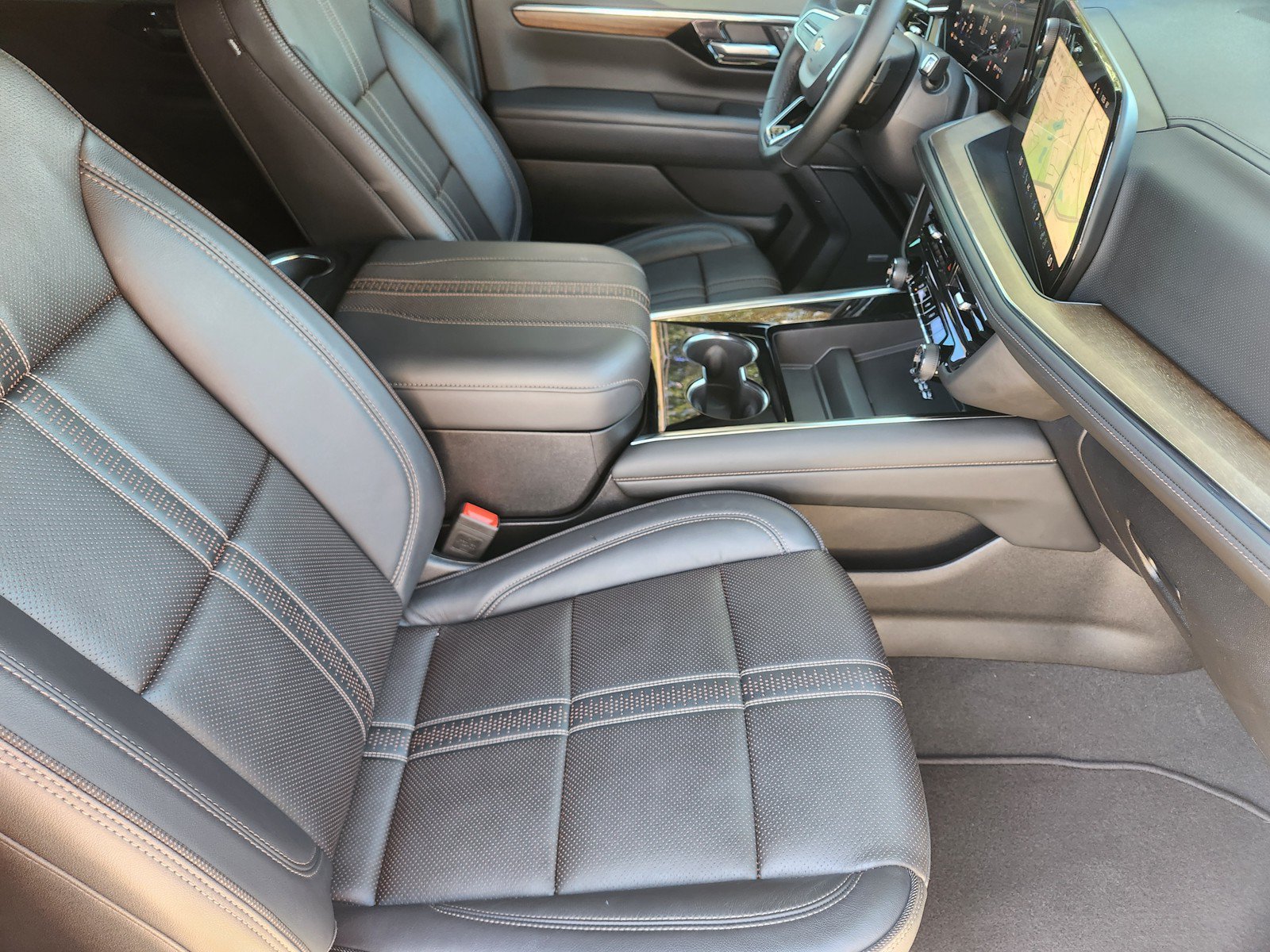 Used 2025 Chevrolet Tahoe High Country AWD/4WD image 12