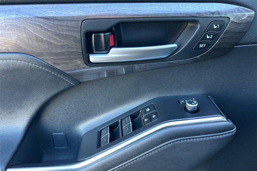 Used 2023 Toyota Highlander Limited image 13