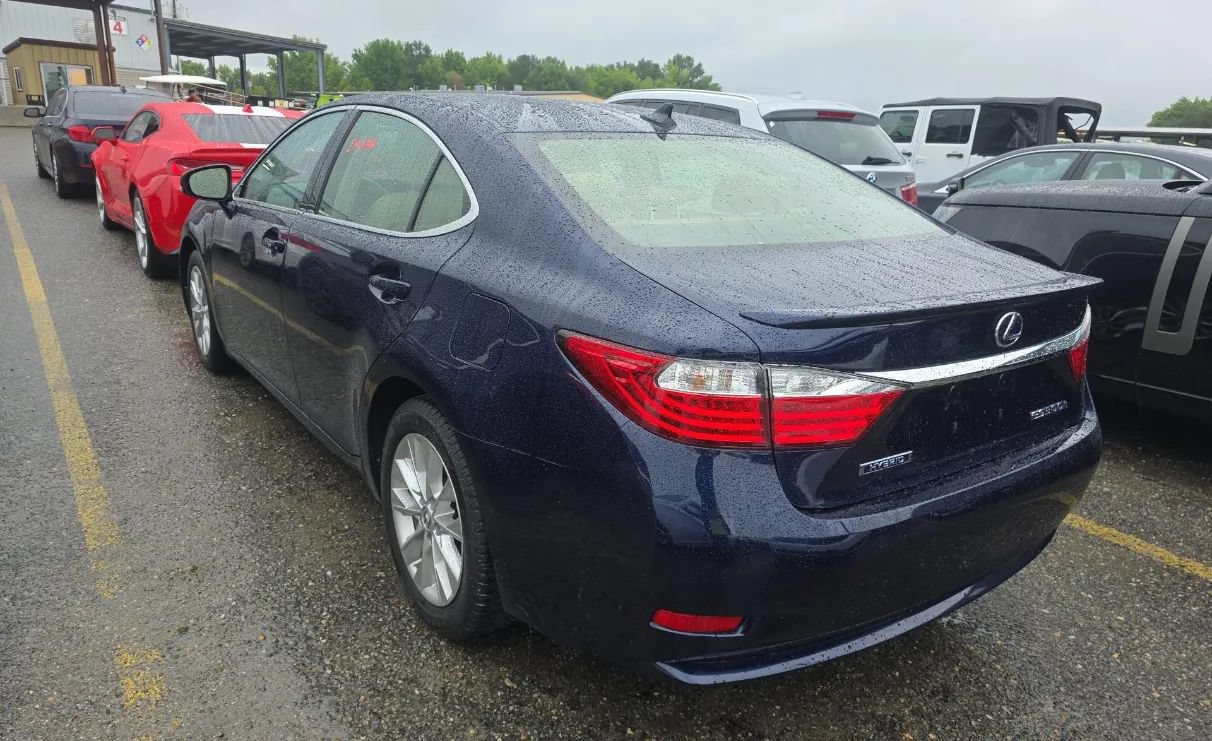 Used 2013 Lexus ES 300h w/ Luxury Pkg FWD image 4