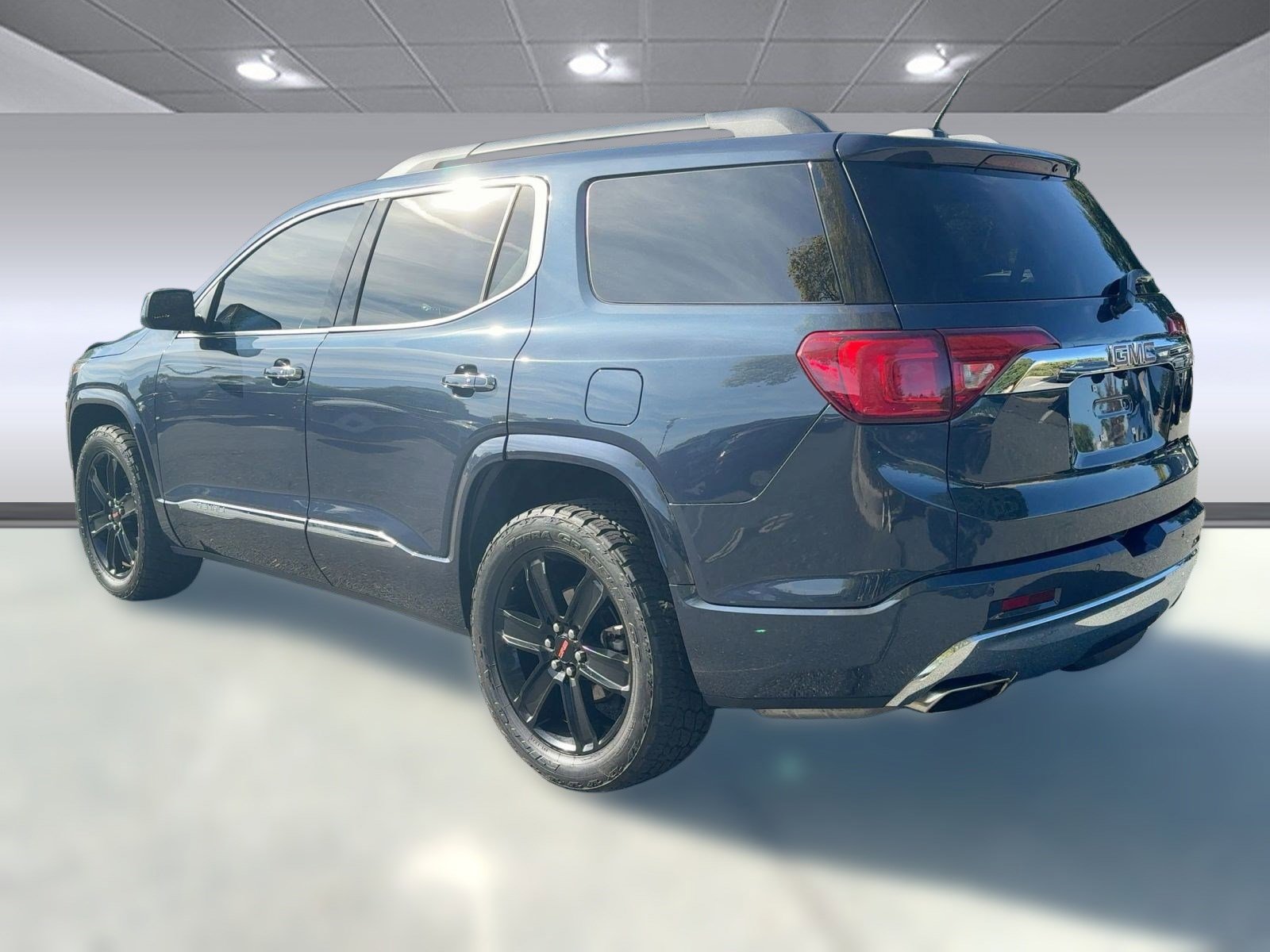 Used 2019 GMC Acadia Denali w/ Technology Package image 3