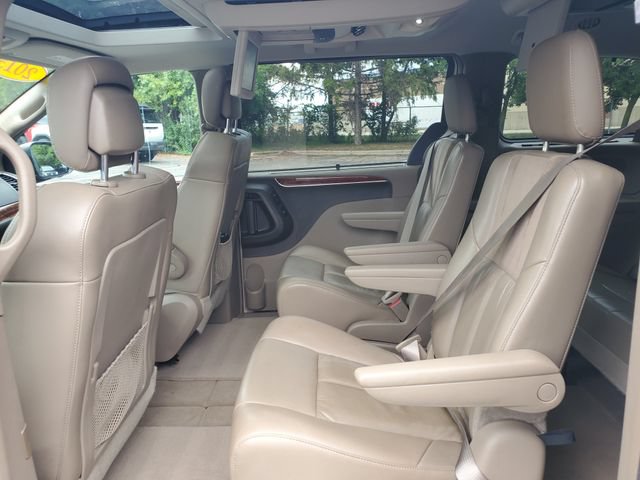 Used 2015 Chrysler Town & Country Limited Platinum FWD image 10