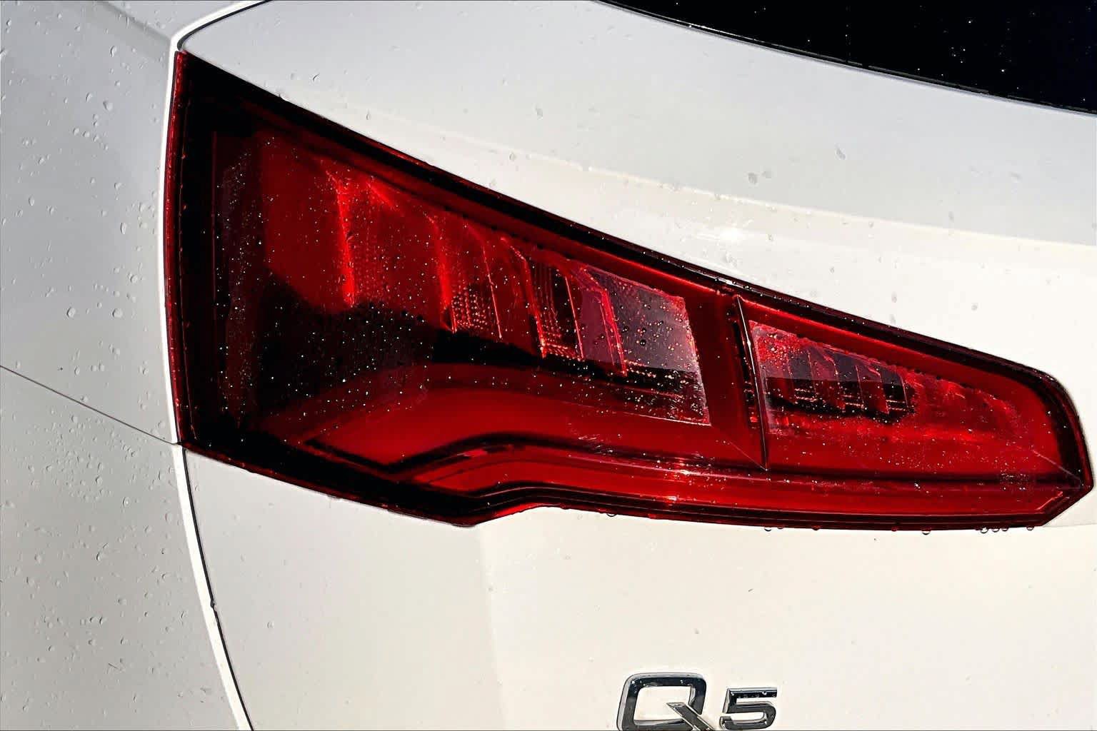 Used 2020 Audi Q5 e Prestige AWD/4WD image 30