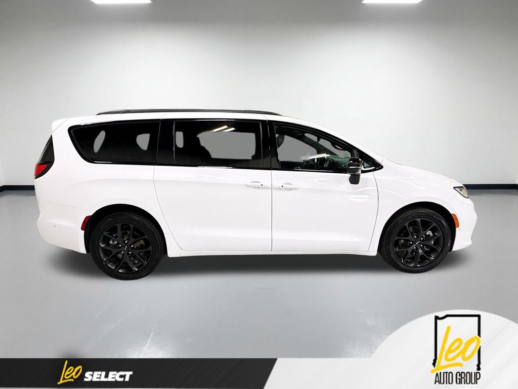Used 2023 Chrysler Pacifica Limited w/ Uconnect Theater Family Group AWD/4WD image 6
