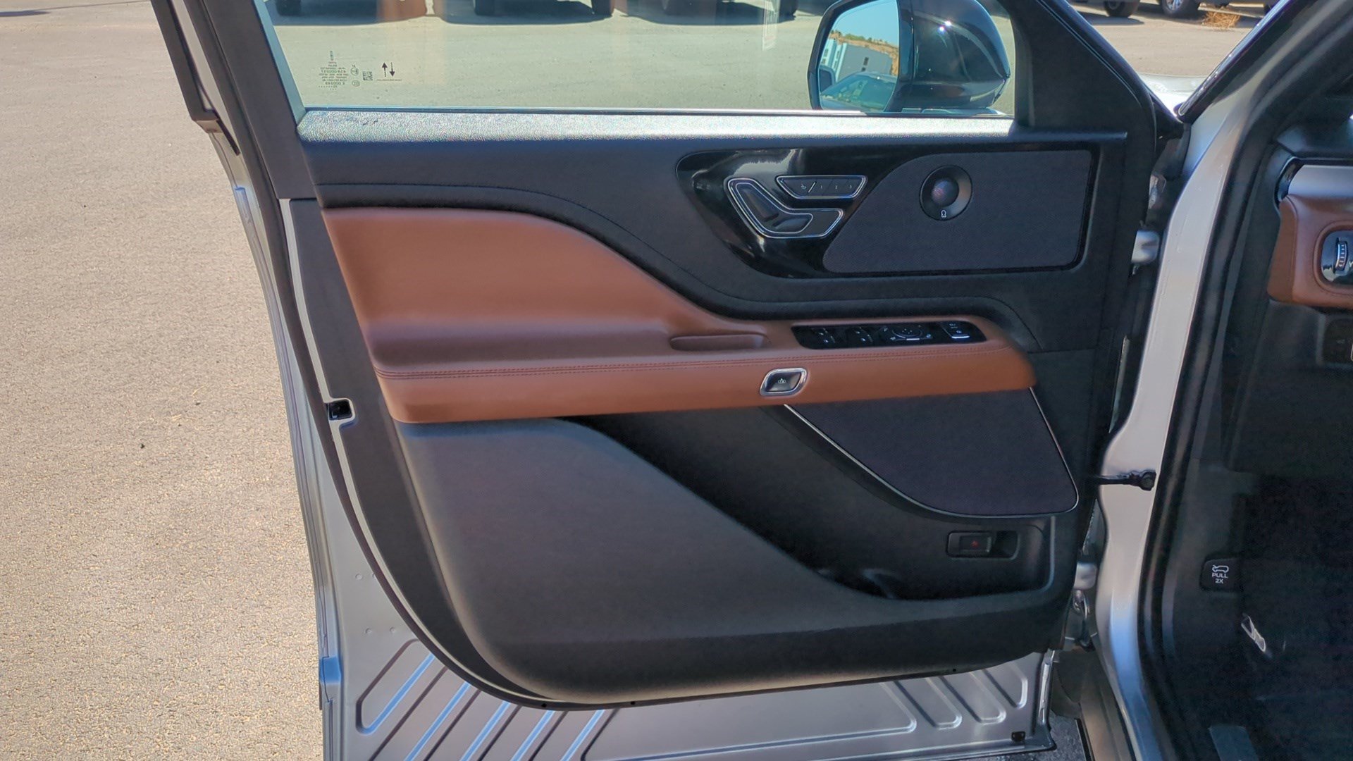 Used 2023 Lincoln Aviator Reserve w/ Equipment Group 201A RWD image 12