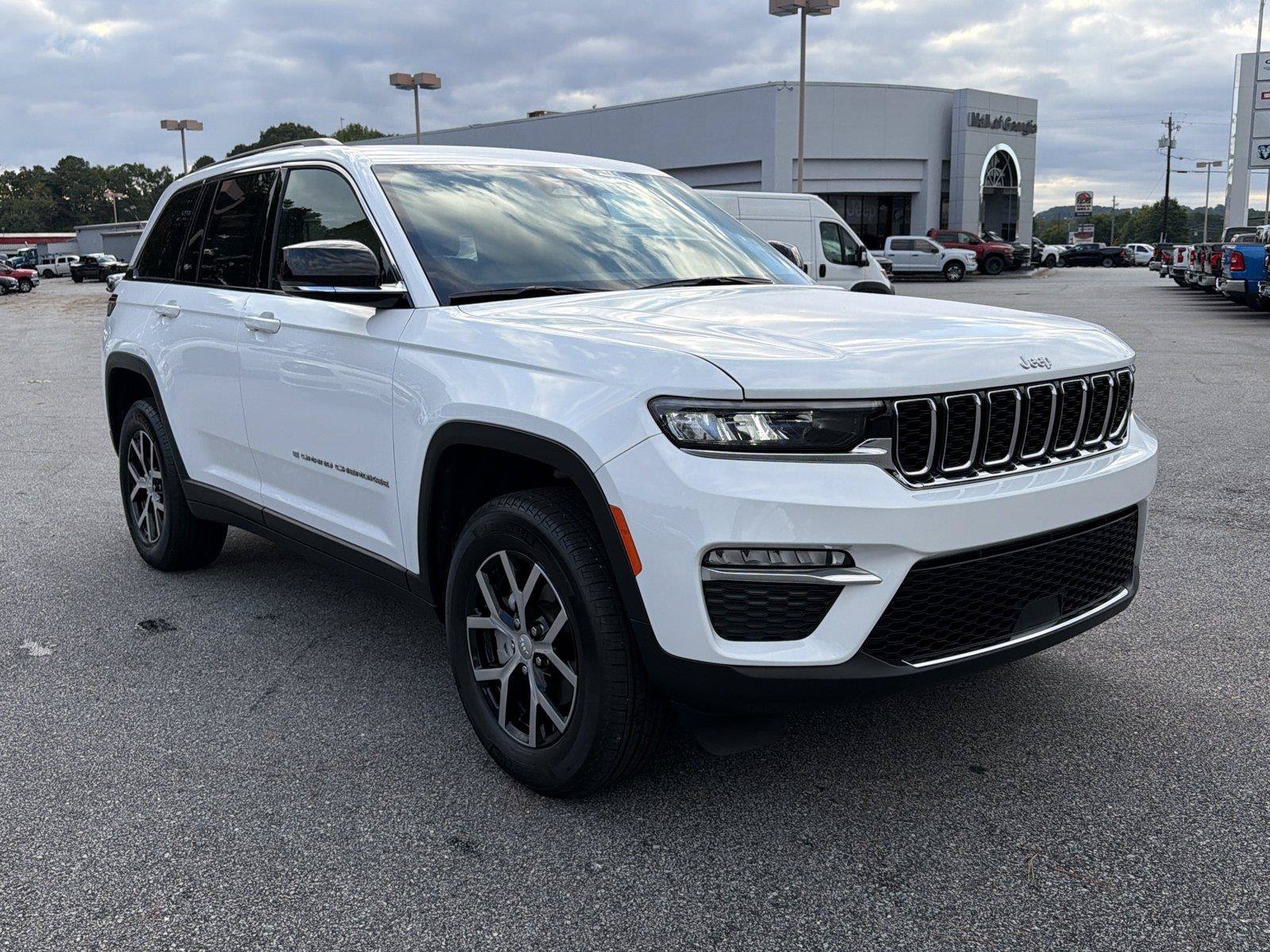 Used 2025 Jeep Grand Cherokee Limited AWD/4WD image 4