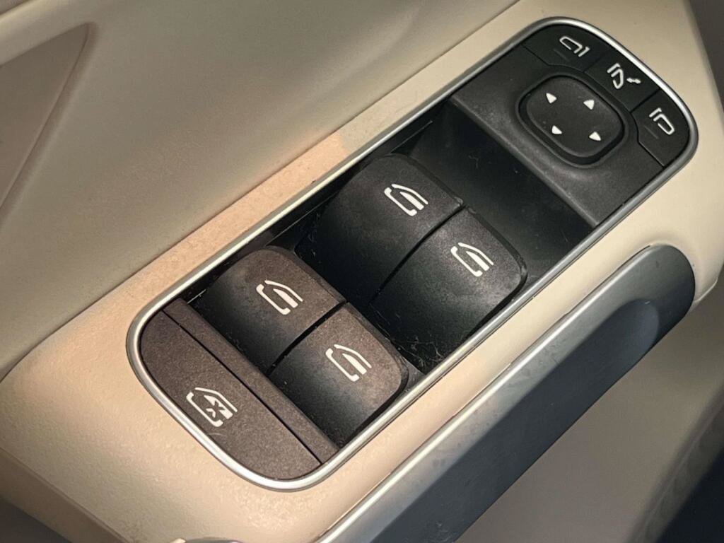 Certified 2023 Mercedes-Benz GLB 250 4MATIC w/ Premium Package image 31