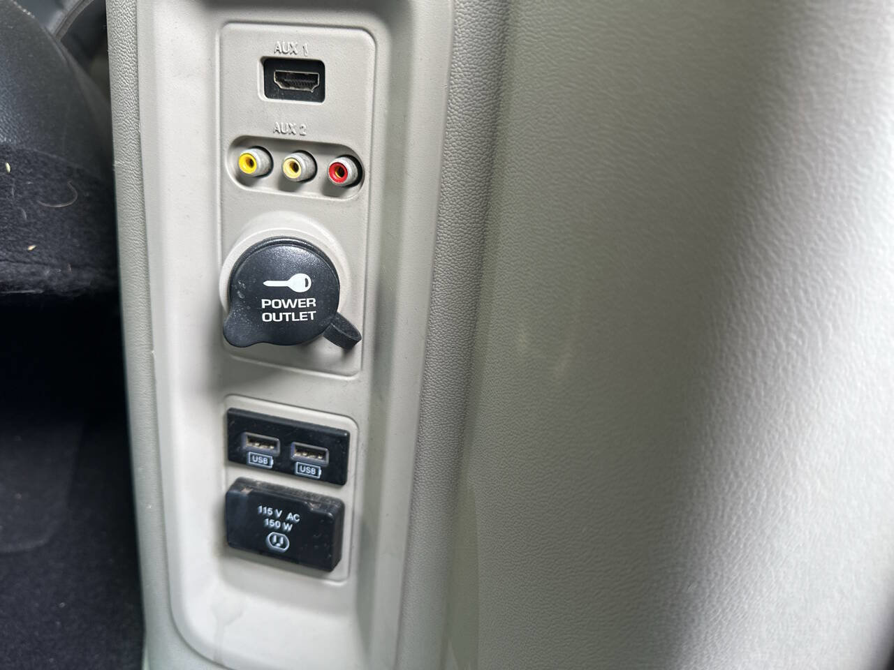 Used 2015 Chrysler Town & Country Touring image 9