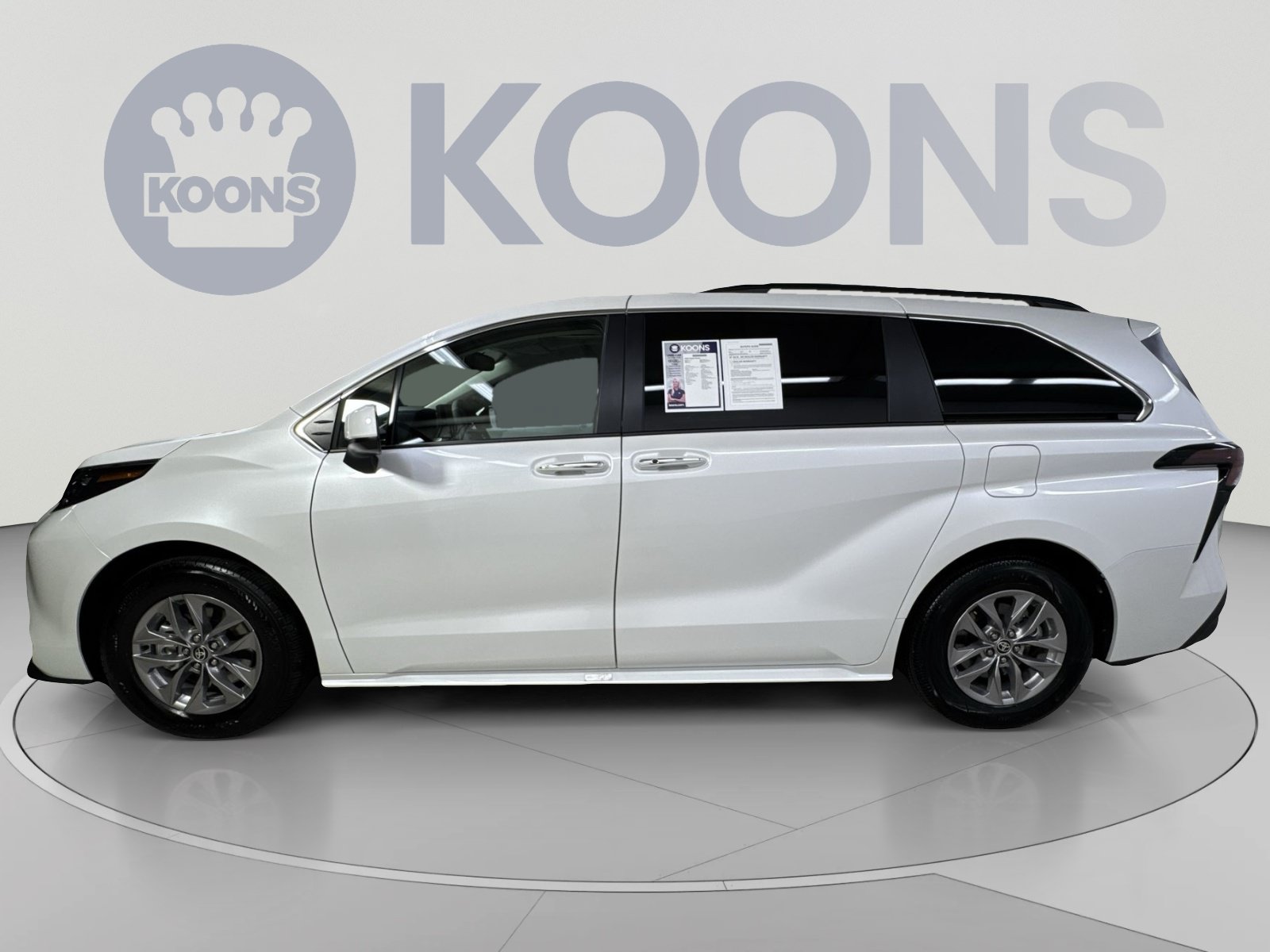Used 2026 Toyota Sienna XLE FWD image 17