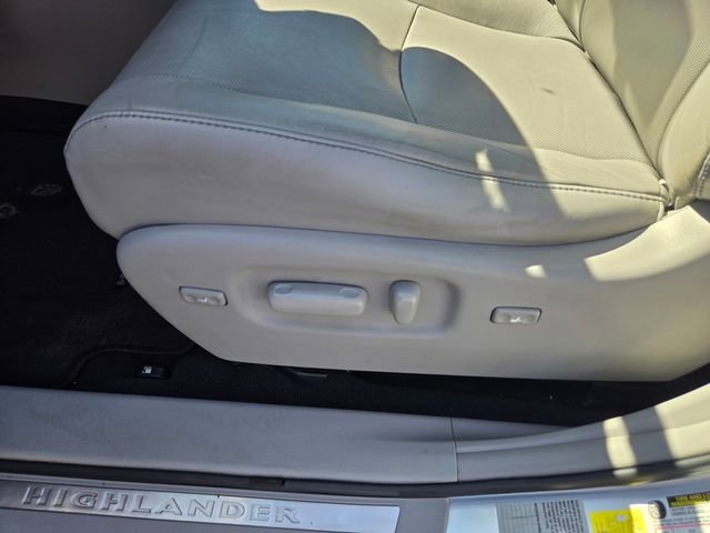 Used 2012 Toyota Highlander Limited w/ Tow Pkg AWD/4WD image 15