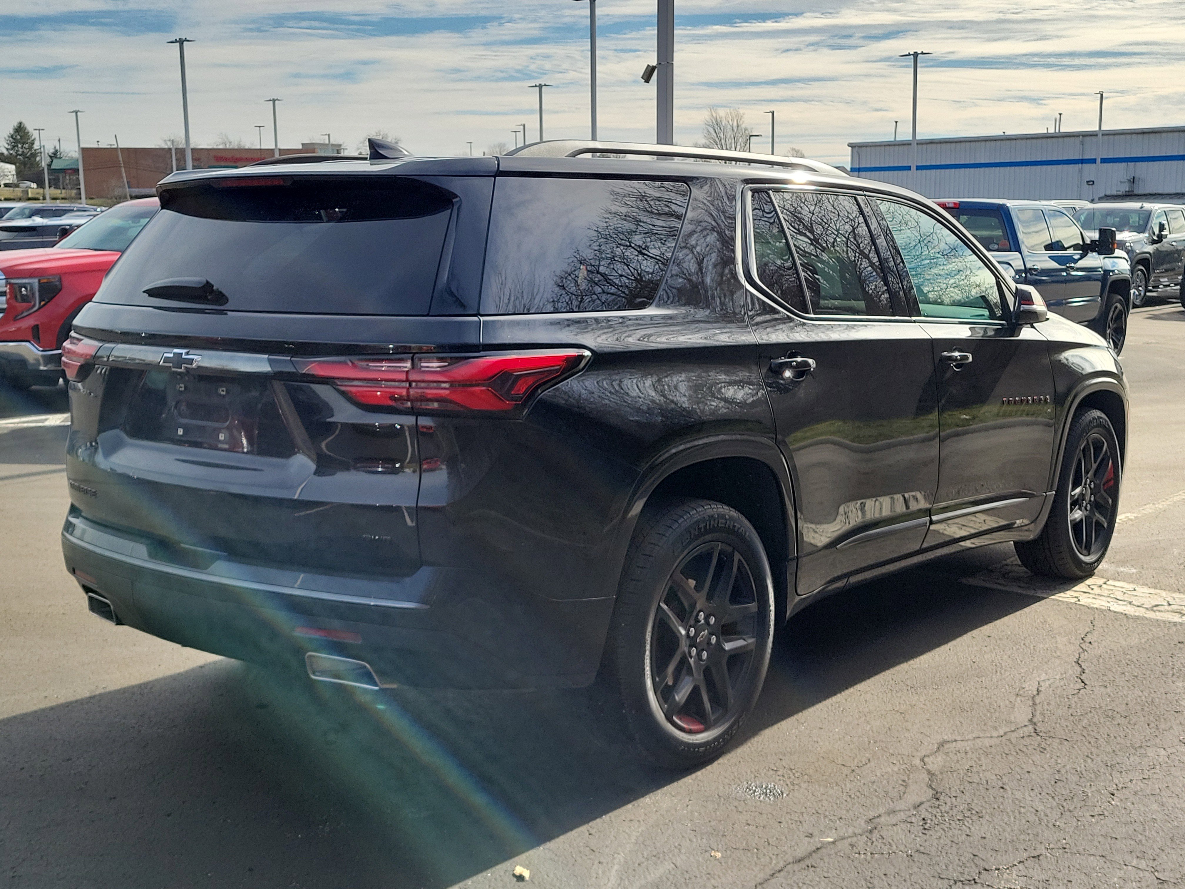 Used 2023 Chevrolet Traverse Premier w/ Redline Edition image 4