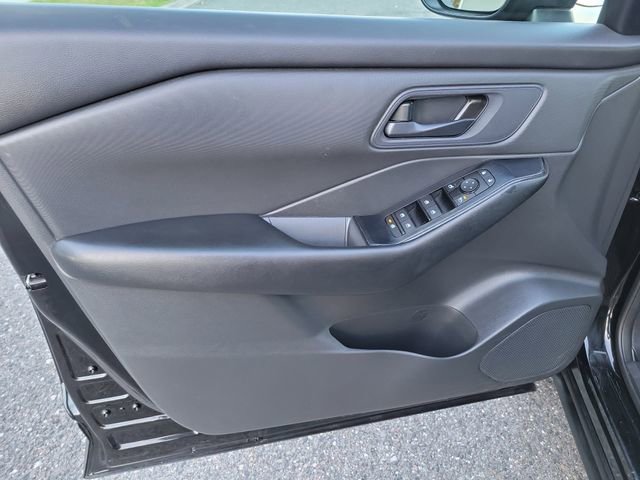 Used 2024 Nissan Rogue S image 17