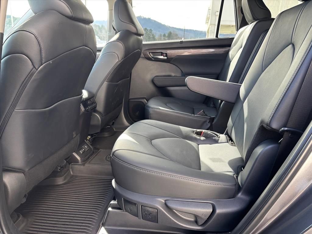 Used 2025 Toyota Highlander Limited image 11