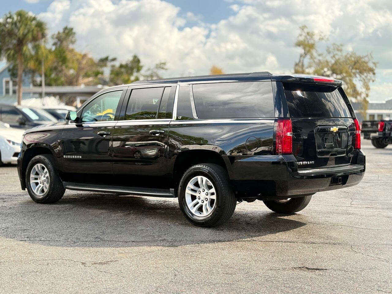 Used 2017 Chevrolet Suburban LT image 6