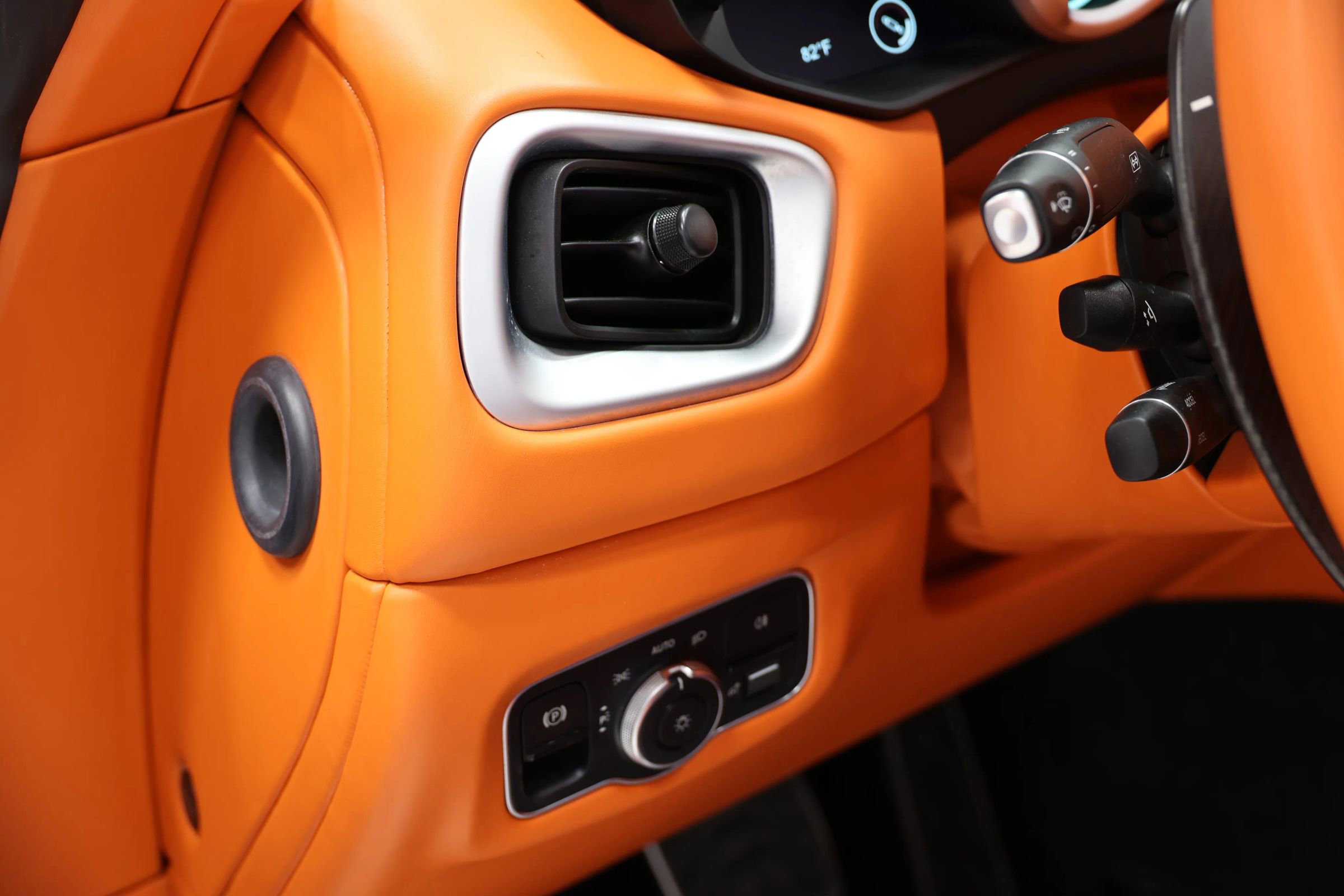 Used 2022 Aston Martin DBS Superleggera Volante RWD image 31