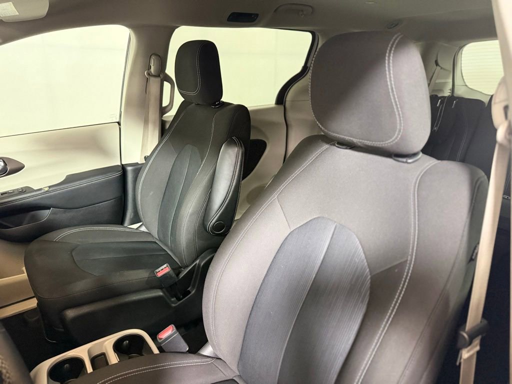 Used 2023 Chrysler Voyager LX image 18