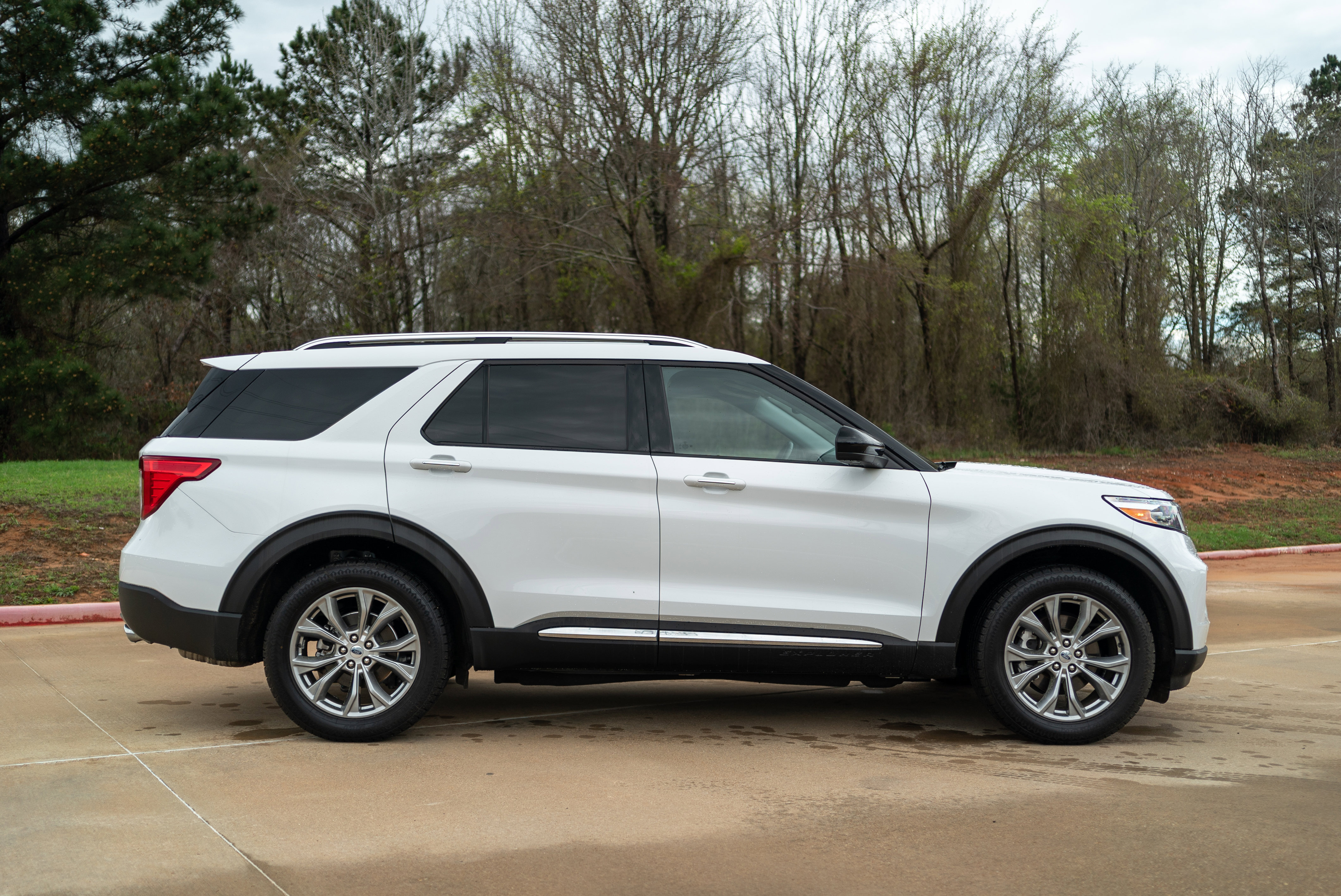 Used 2023 Ford Explorer Limited AWD/4WD image 4