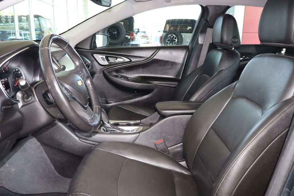 Used 2019 Chevrolet Malibu LT w/ Leather Package FWD image 14