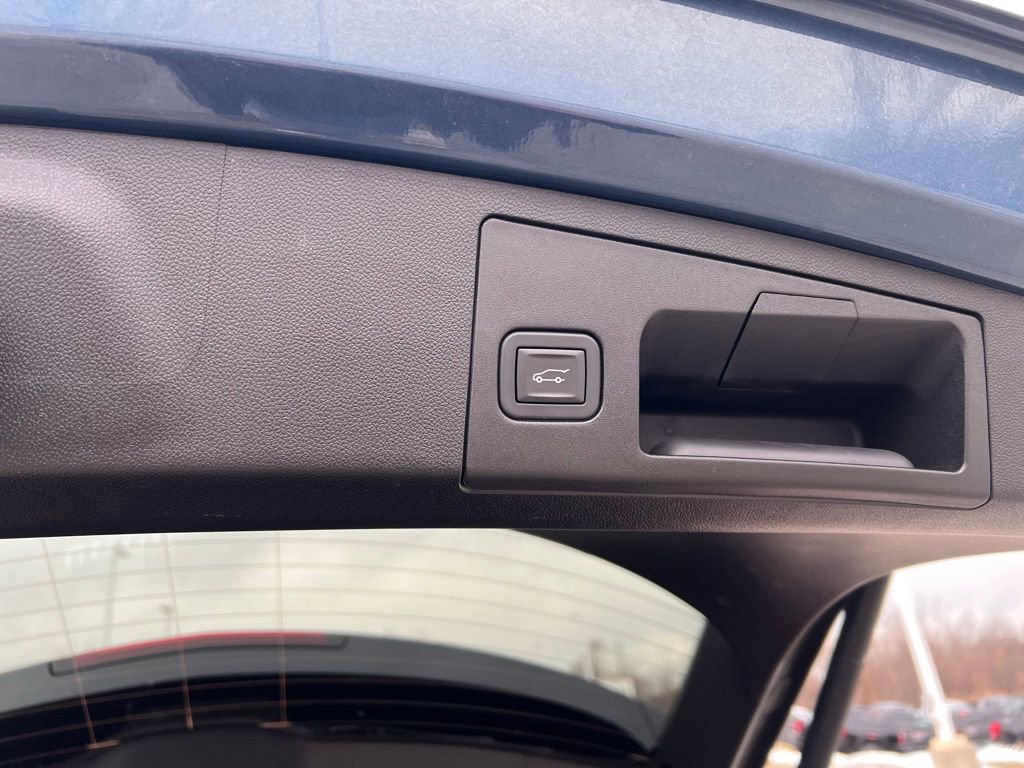 Used 2025 Cadillac XT4 Premium Luxury image 6