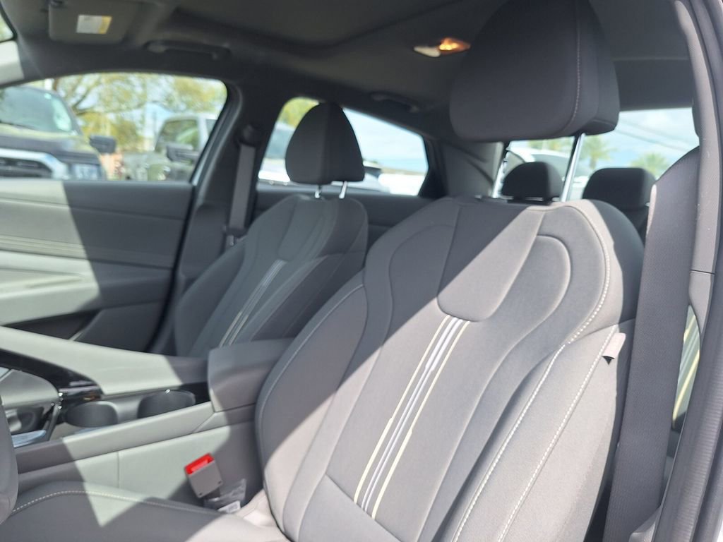 Used 2025 Hyundai Elantra SEL image 11
