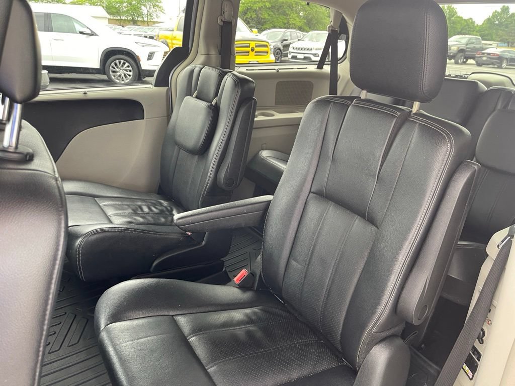 Used 2013 Chrysler Town & Country Touring-L w/ Driver Convenience Group FWD image 19