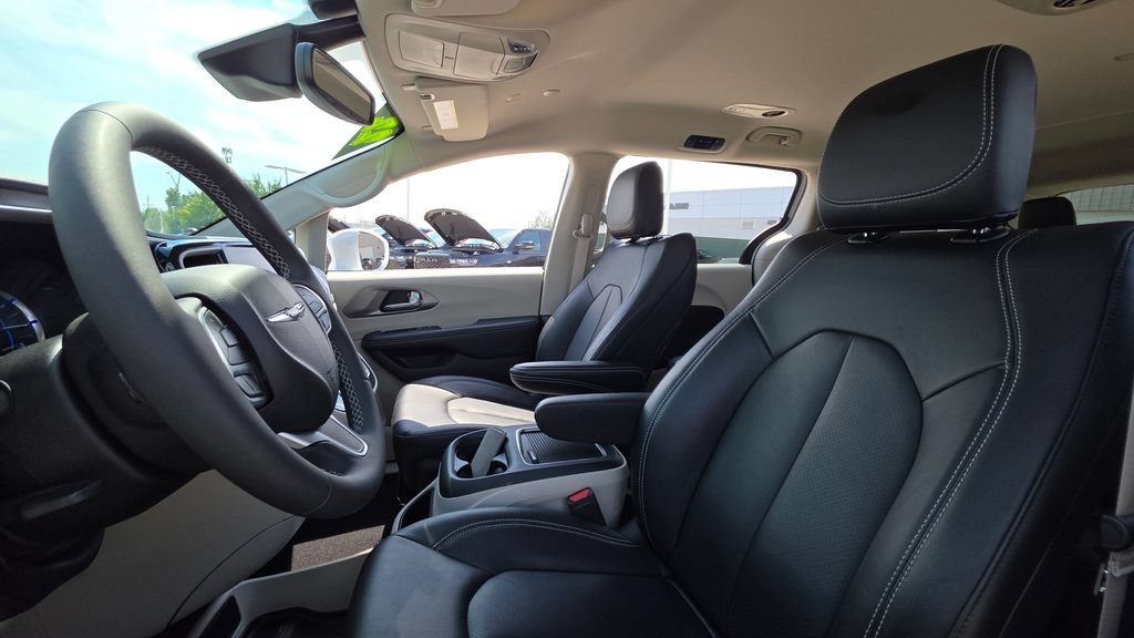 Used 2022 Chrysler Pacifica Touring-L FWD image 22